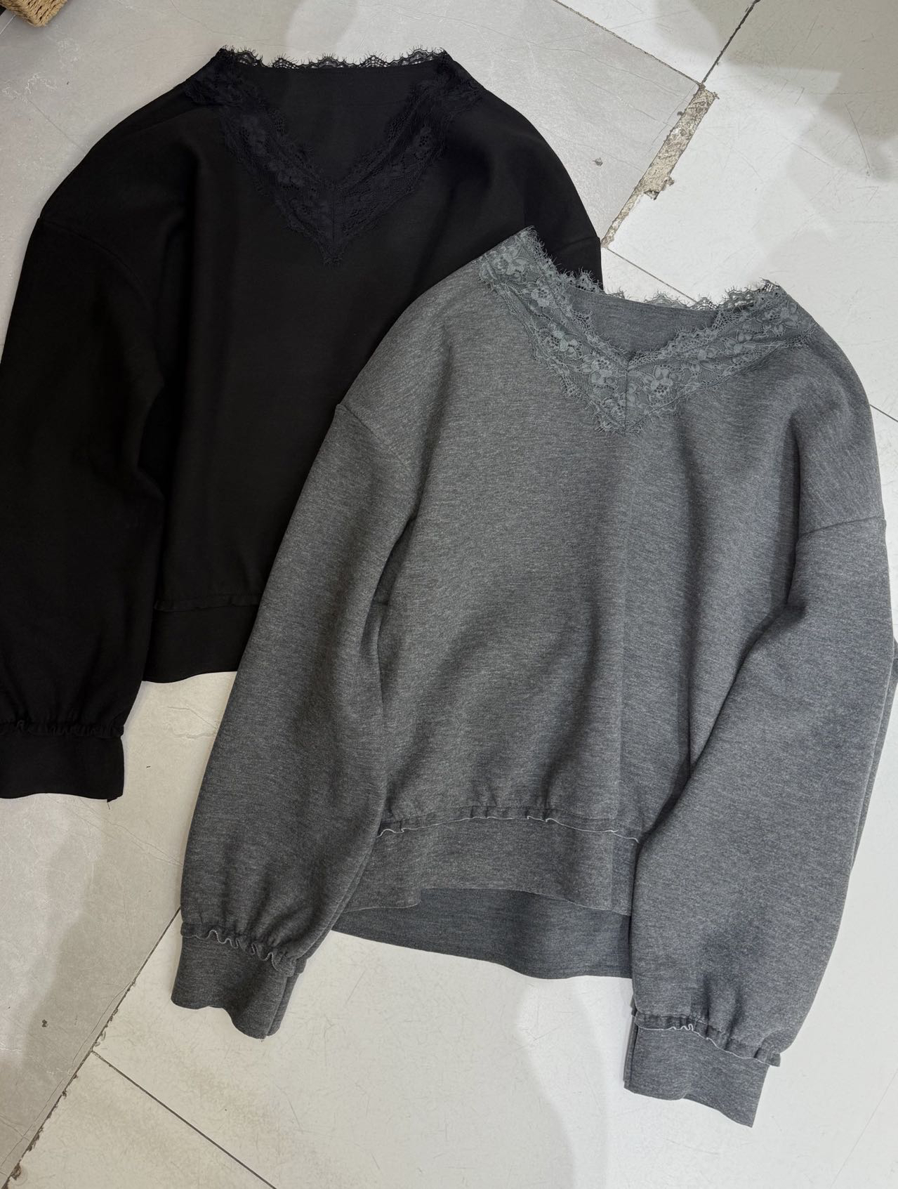 韩伊hanyi正品25冬季V领花边设计长袖卫衣女保暖洋气百搭减龄上衣