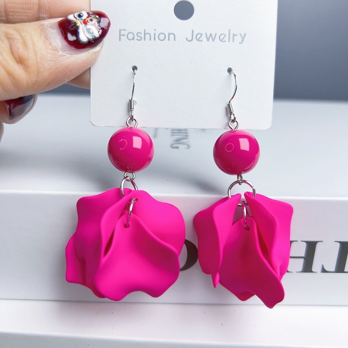 玫红色耳饰花瓣长款耳环2025新款新款高级感粉色夸张耳坠花朵耳钉