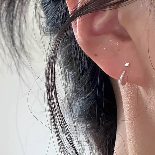 一款两戴锆石耳钉女高级独特设计