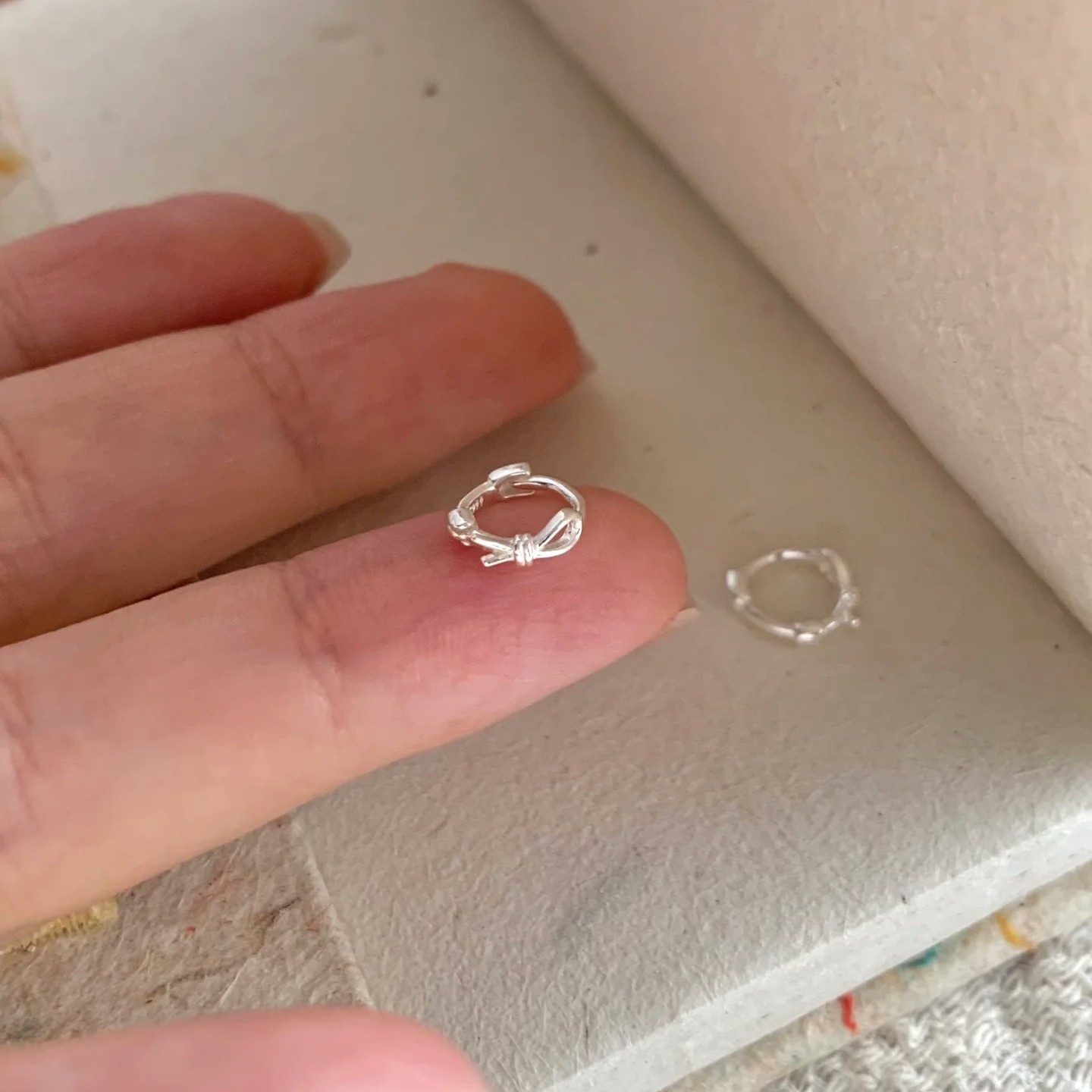 小巧精致蝴蝶结耳扣女养耳洞睡觉免摘耳环轻奢小众高级感素圈耳饰