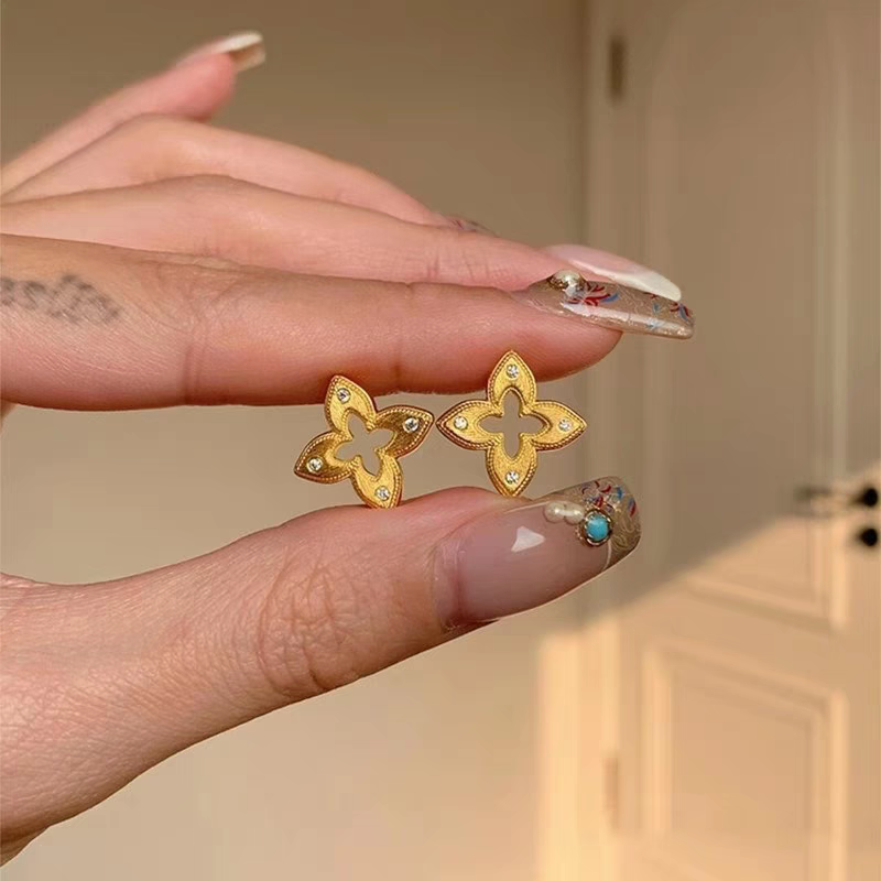 四叶草镂空镶钻耳钉女轻奢小众