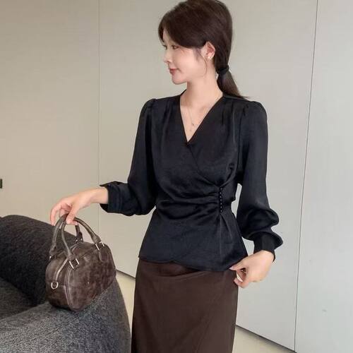 779高端醋酸缎面长袖衬衫女2025早秋遮肚收腰法式V领不规则上衣