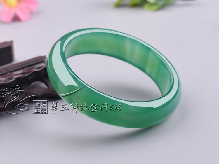 巴西绿玛瑙冰种飘花证书玉镯子