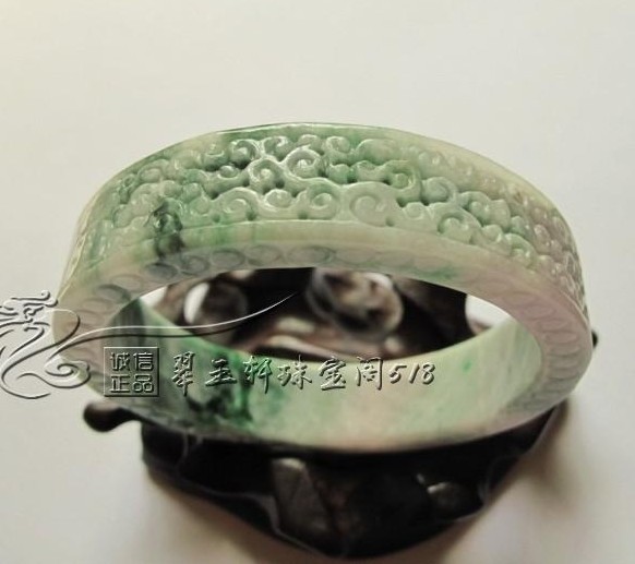 翡翠色玉石手镯方形雕花女阳绿飘花冰润玉手镯子简约款飘花手镯女图片