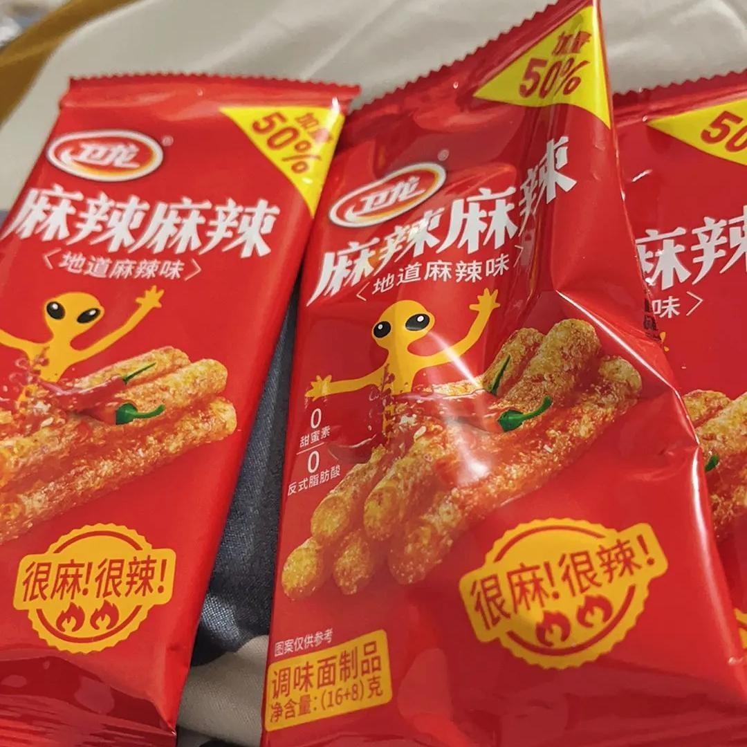 卫龙盒装零条AOI儿时怀旧吃食便宜辣2小4g爆辣网红麻辣棒