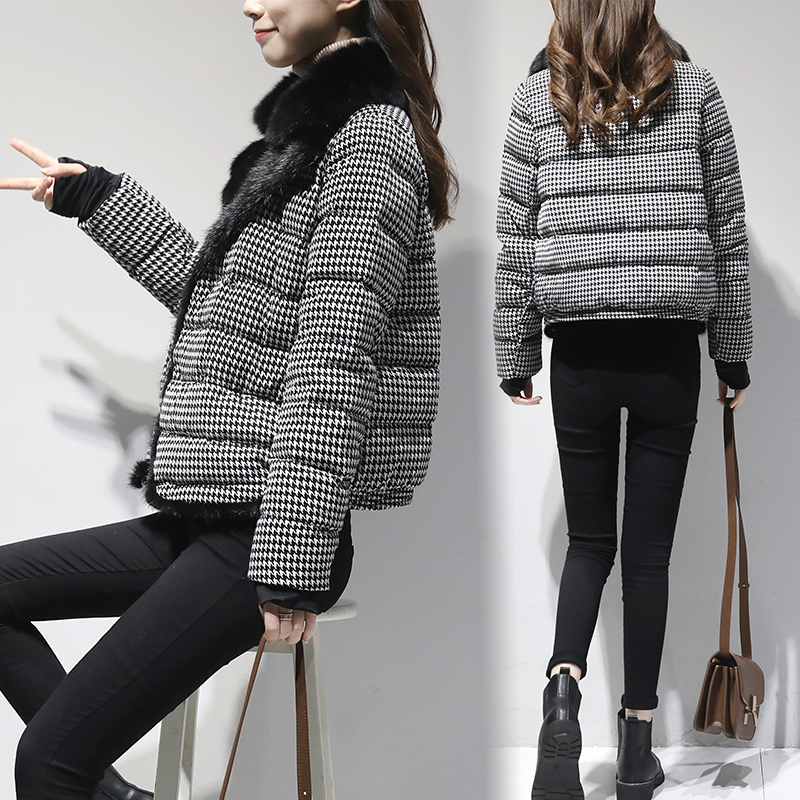 短款千鸟格大毛领羽绒服女外套
