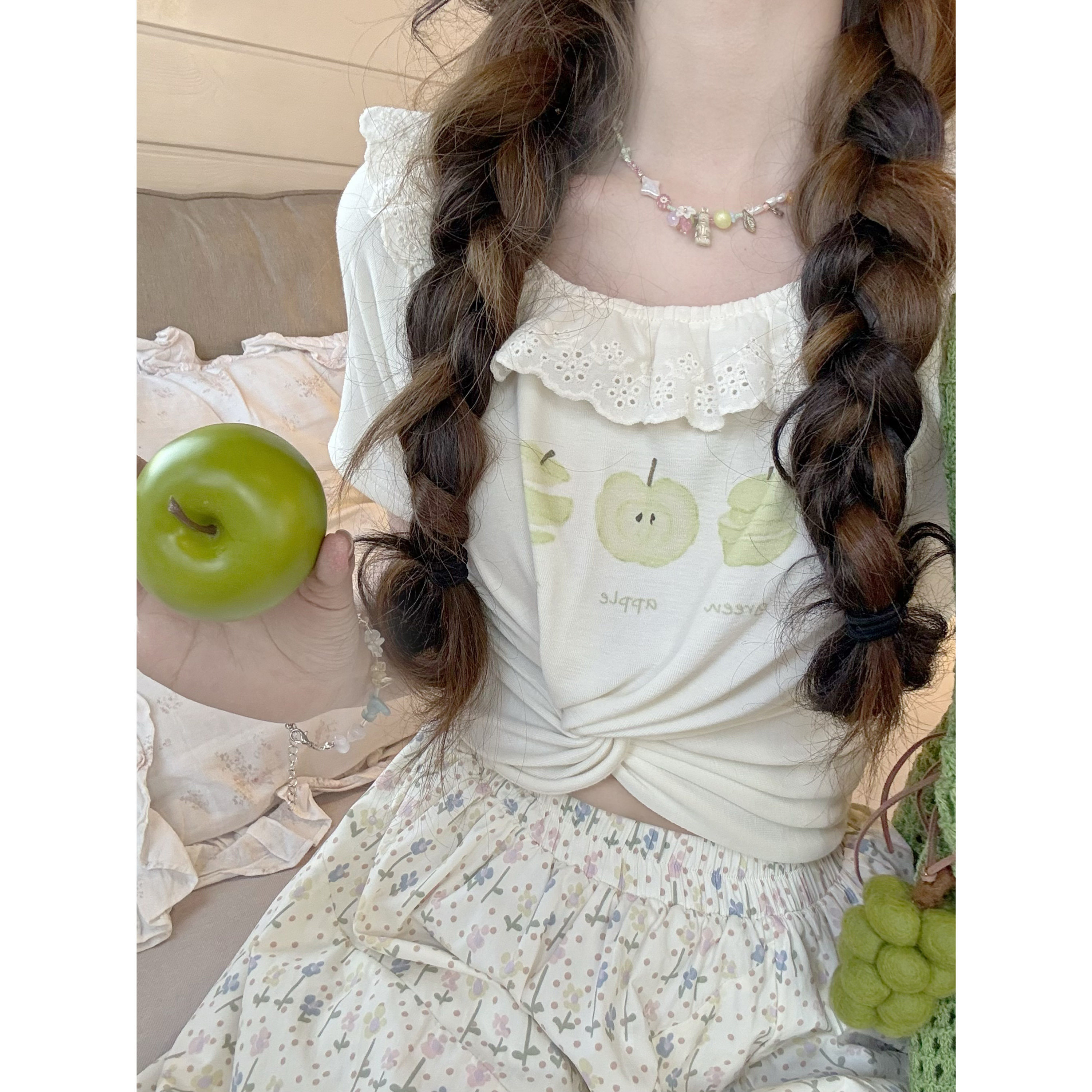 一字斜肩青苹果印花扭结上衣