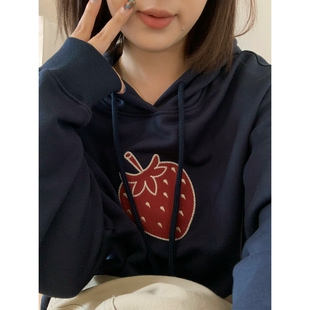 XFYSTYLE_重工草莓刺绣连帽卫衣女藏青宽松百搭毛圈棉套头帽衫