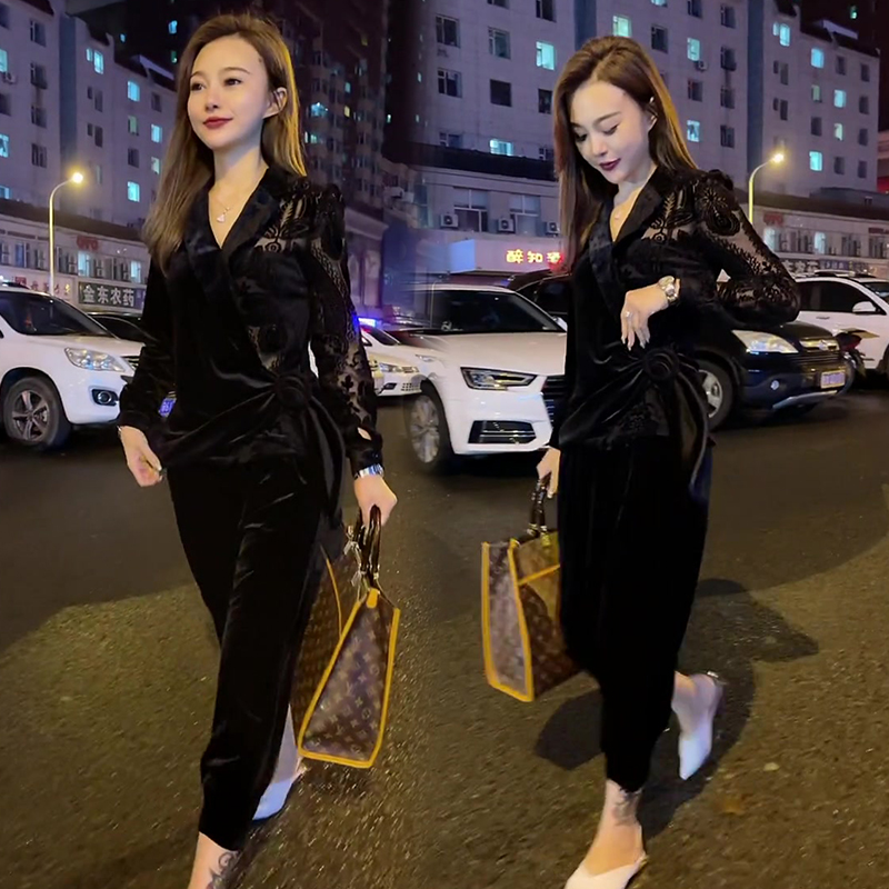 网红同款金丝绒时尚女拼蕾丝套装