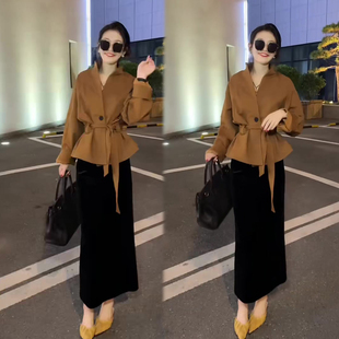 简约风高级感套装女冬季新款收腰系带短款风衣外套+高腰半身长裙
