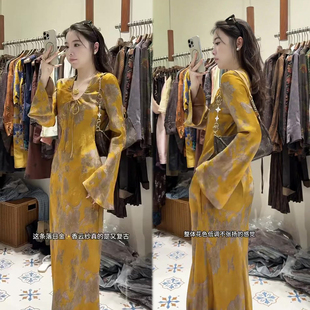 端庄优雅显瘦长裙女2026秋季新款复古风黄色长袖连衣裙设计感女裙