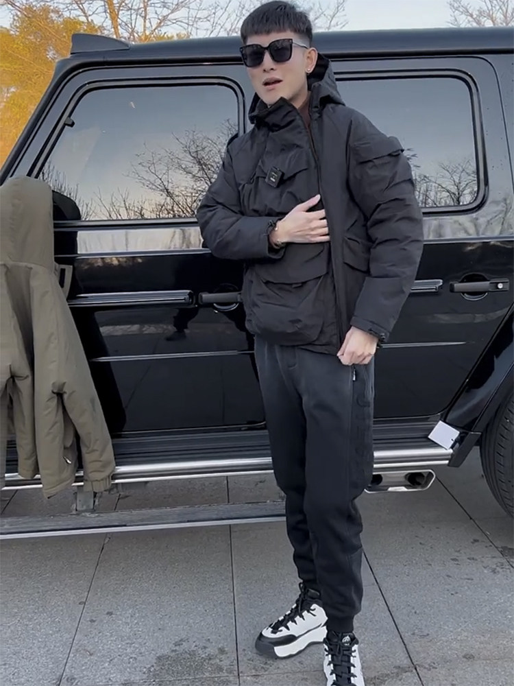 THE NEW MENS JACKET IN WINTER IS VERSATILE FASHIONABLE AND CASUAL TOP AND THE INTERNET CELEBRITY HAS THE SAME CONTRASTING OVERALLS AND HANDSOME HOODED COTTON JACKET