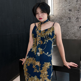 2025年夏季优雅缎面感女神裙飘带印花细吊带抹胸修身后开叉礼服