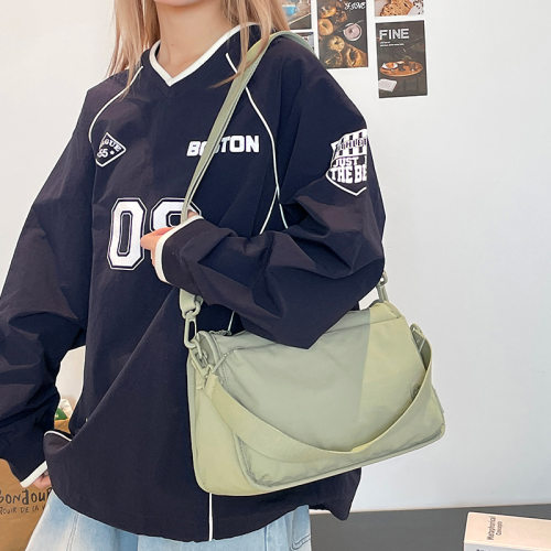 Colorful Fox轻便休闲斜挎包女大容量多口袋单肩包百搭通勤腋下包