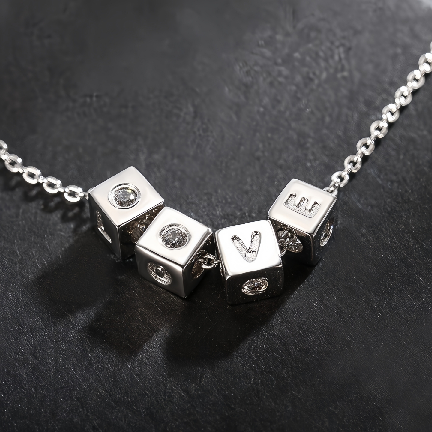 银色LOVE字母方块项链女轻奢