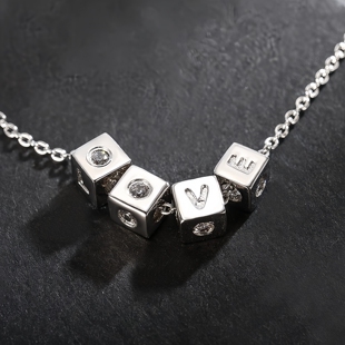 简约风银色方块字母项链法式复古LOVE字母吊坠女士百搭饰品轻奢