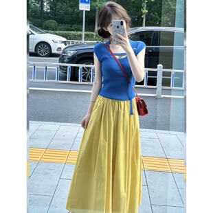 韩系ootd穿搭小个子蓝色针织短袖T恤150CM高腰黄色半身裙两件套XS