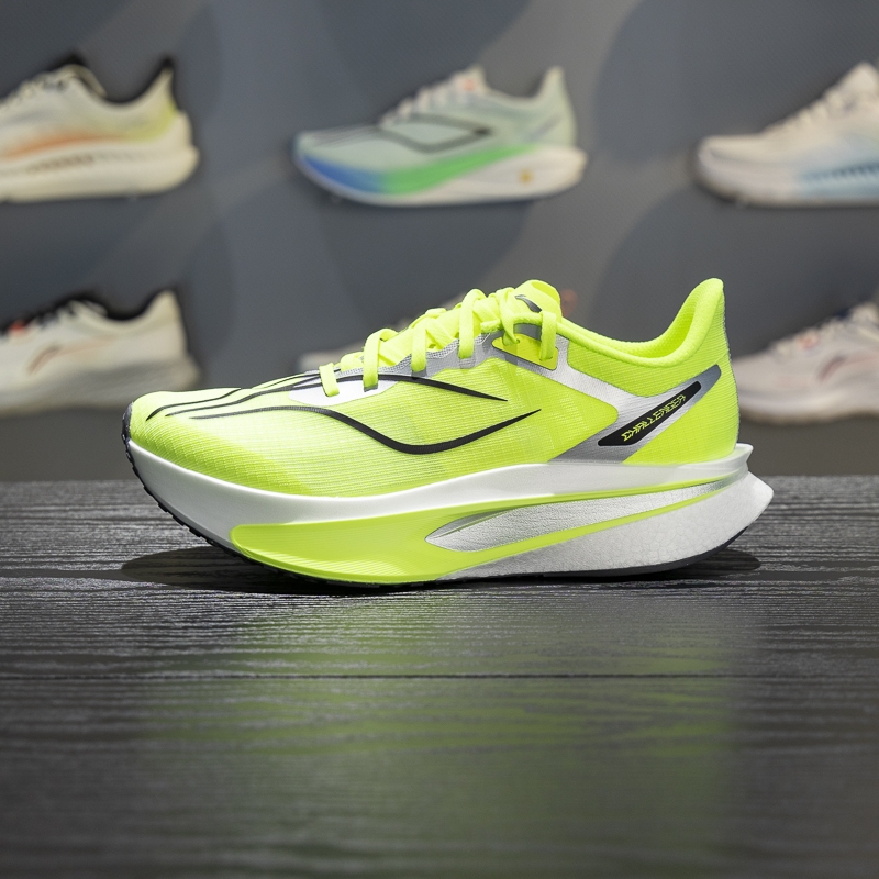 李宁男子跑鞋减震回弹