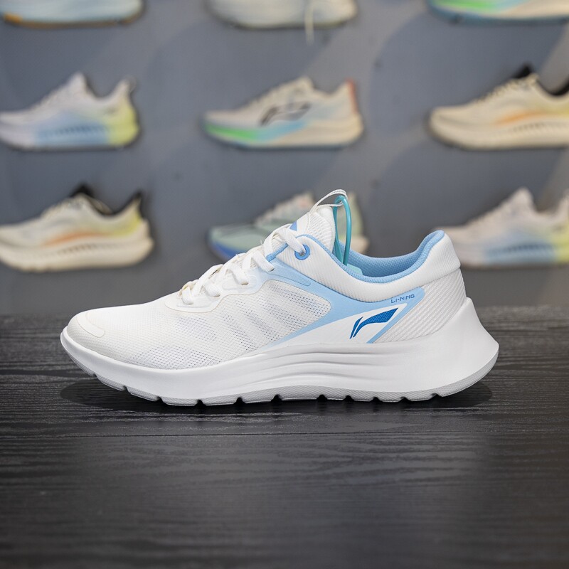 李宁男子跑鞋减震回弹