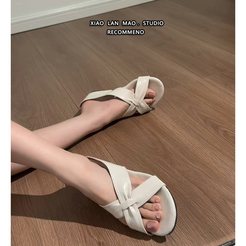 白色小个子增高坡跟一字拖鞋女