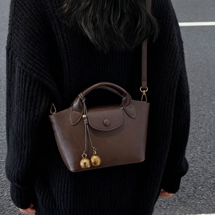 高级感小众设计包包女2026新款 春夏百搭复古斜挎包超火手提饺子包