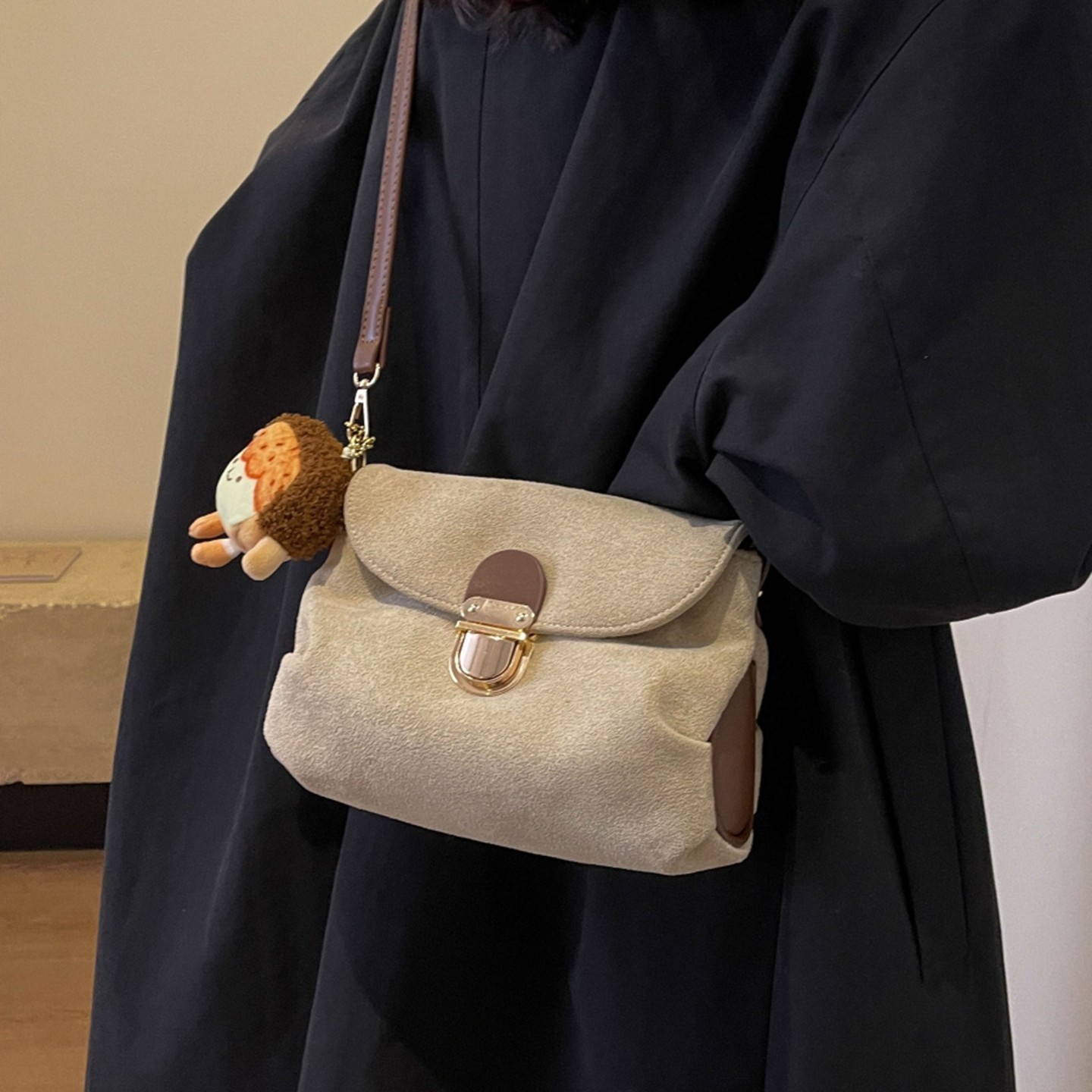 时尚小众麂皮包包女式2026新款秋冬复古百搭斜挎包通勤单肩腋下包