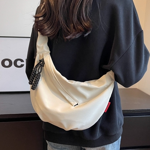 夏季大容量通勤饺子包包女2026新款休闲百搭单肩斜挎帆布包健身包