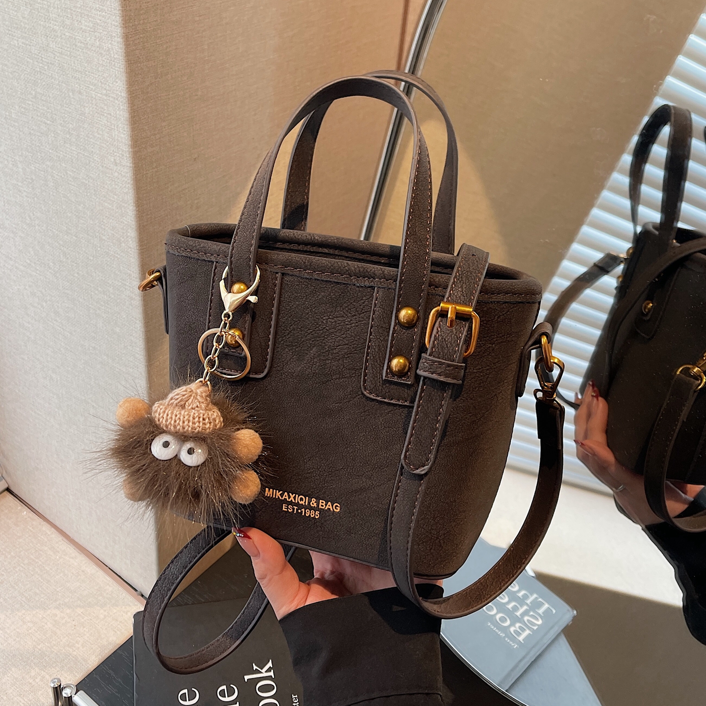 高级感复古斜挎包超火手提水桶包