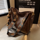 时尚 复古大容量包包女秋冬高级质感通勤单肩包百搭宽带斜挎水桶包