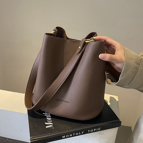 流行百搭通勤单肩腋下斜挎水桶包