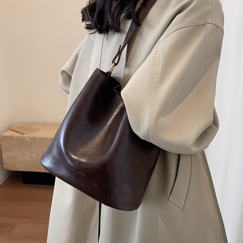 秋冬流行复古斜挎包单肩水桶包