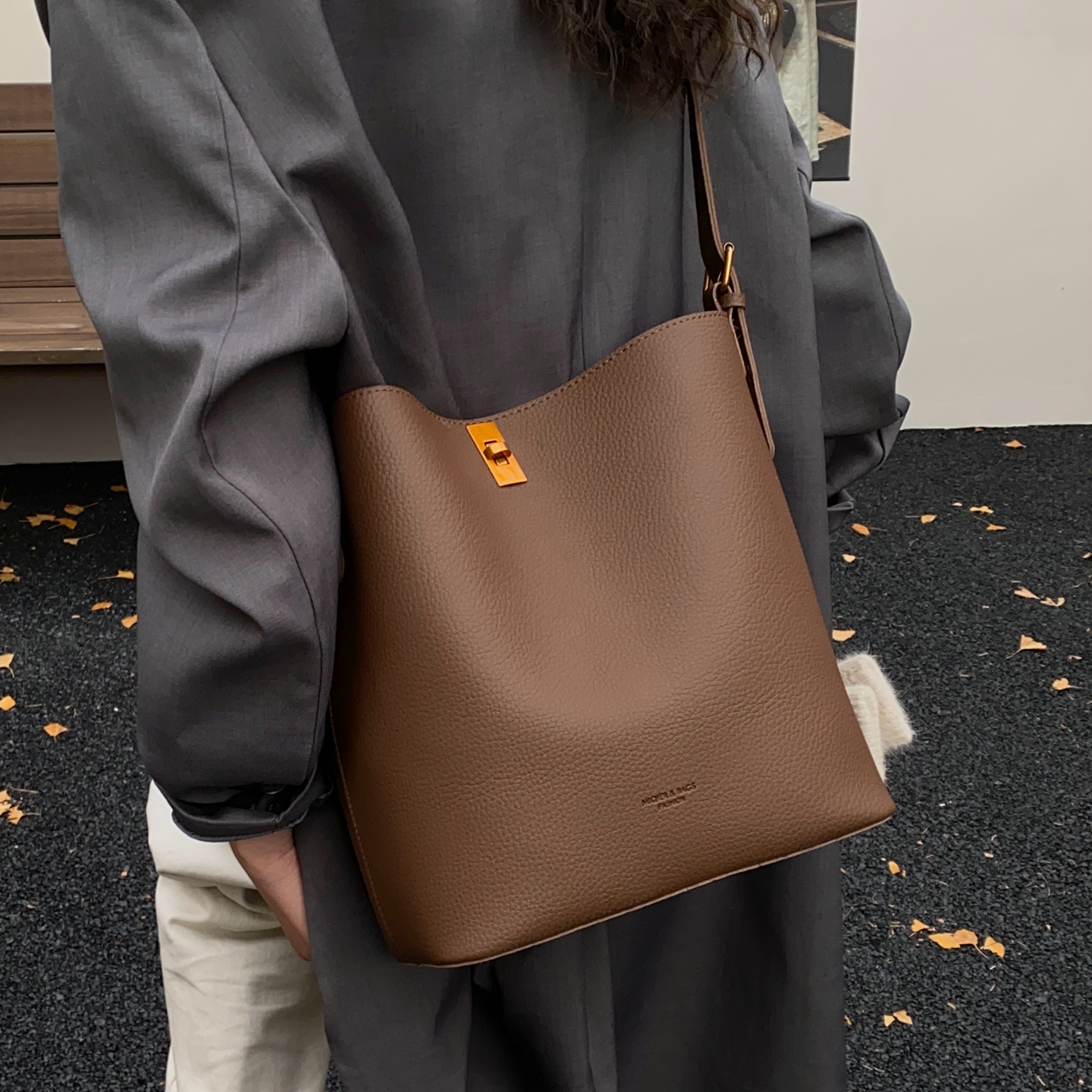 复古大容量通勤单肩斜挎水桶包