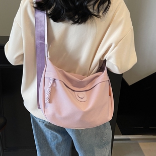 休闲大容量帆布包女款2026新款轻便宽带斜挎包运动通勤单肩饺子包