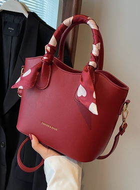 婚包高级感包包女包大容量新款斜挎包红色结婚新娘手提水桶包红包