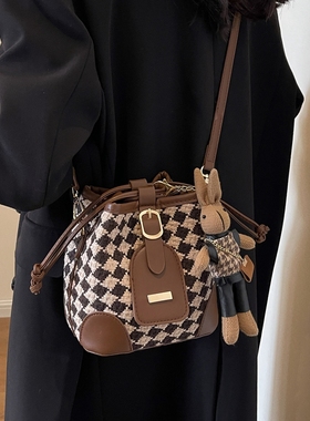 小众设计格子水桶包包女2025新款潮流行高级感百搭通勤单肩斜挎包