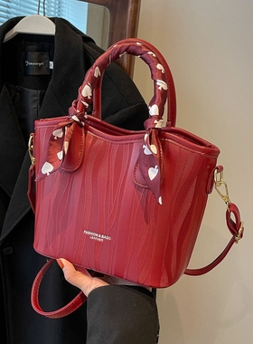 高级感小众红色包包2025新款女包流行百搭斜挎包结婚新娘包手提包