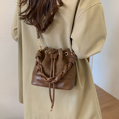 秋冬复古斜挎包通勤手提水桶包