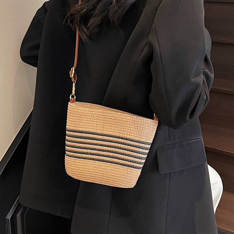 条纹编织草编包休闲斜挎水桶包