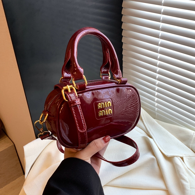 红色漆皮小包包女2025新款潮时尚流行百搭斜挎包超火手提保龄球包