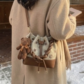 高级感小众包包女2026新款 秋冬百搭撞色斜挎包时尚 超火手提水桶包