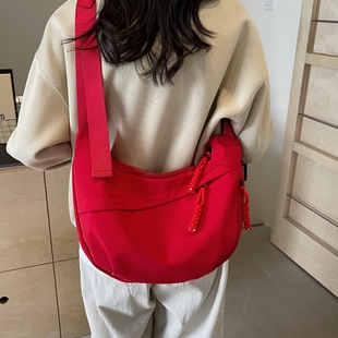 红色帆布包女2025新款休闲运动健身单肩包韩系学生通勤斜挎饺子包