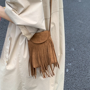 美式麂皮绒流苏包包女2026新款潮美拉德复古手机包百搭ins斜挎包