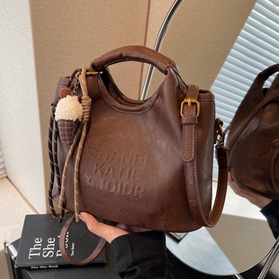 秋冬复古包包女2025新款休闲百搭通勤斜挎包高级感爆款手提水桶包