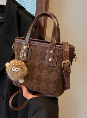 爆款超火麂皮绒包包女2025新款时尚流行复古斜挎包通勤手提水桶包