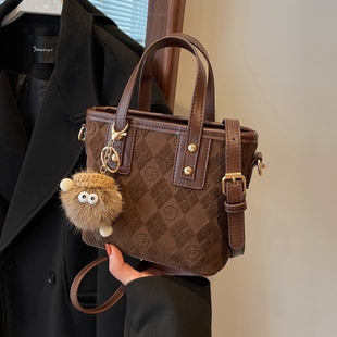 爆款超火麂皮绒包包女2025新款时尚流行复古斜挎包通勤手提水桶包