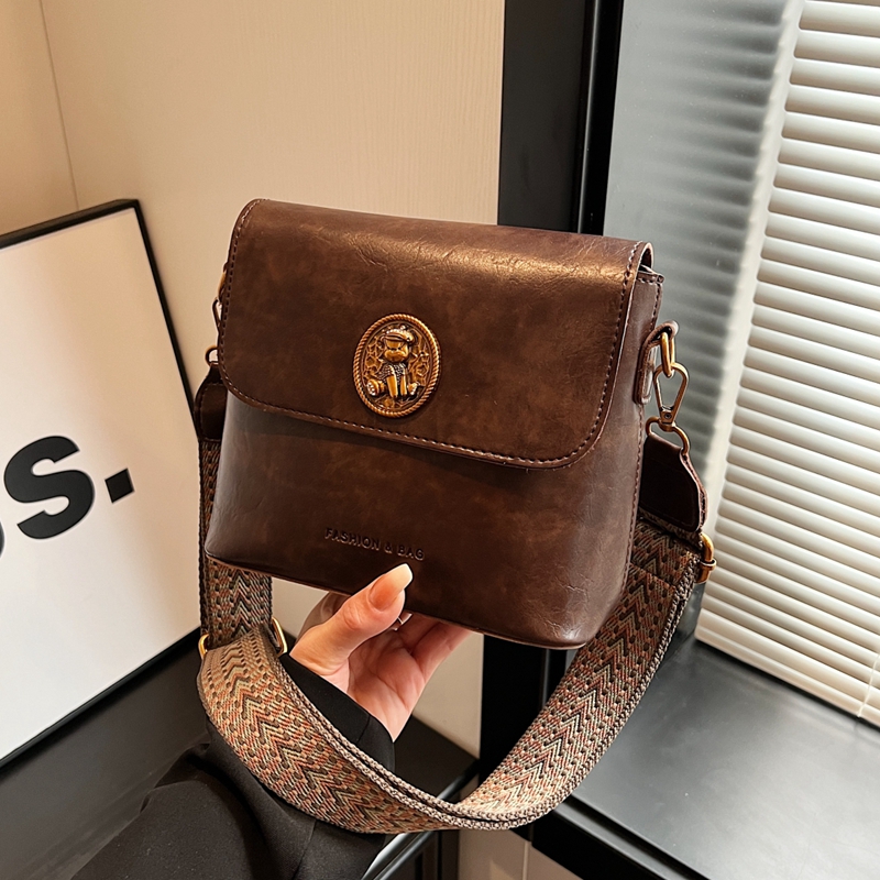 高级感时尚百搭宽带斜挎水桶包