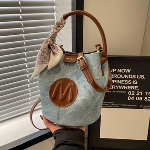 今年流行包包女2026新款 撞色百搭斜挎包上班小拎包通勤手提水桶包