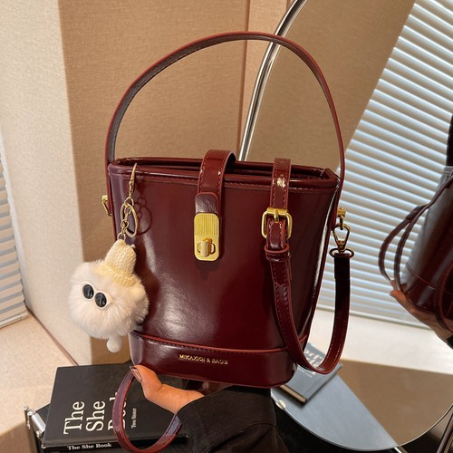 复古流行百搭红色斜挎手提水桶包