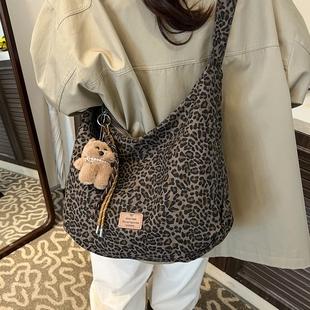 慵懒风豹纹帆布包女2025新款休闲单肩包秋冬流行大容量斜挎托特包