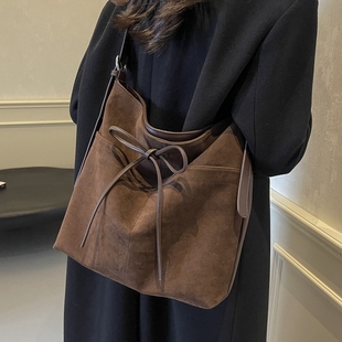 美拉德复古麂皮绒包包女秋冬季 百搭单肩包上班通勤斜挎托特水桶包